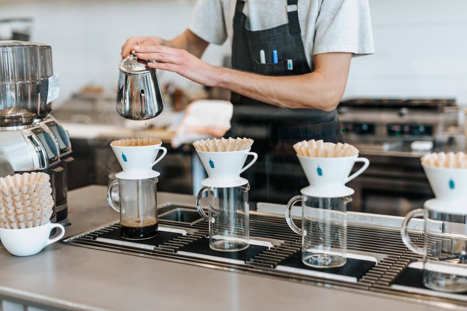 coffee shop employee trying to fulfill many orders