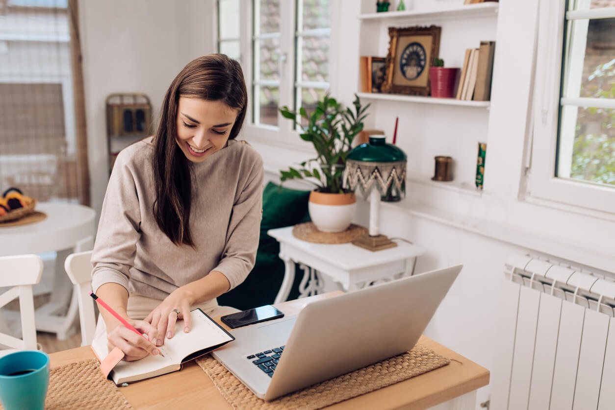 Creative professional using the Flowtime technique to complete tasks