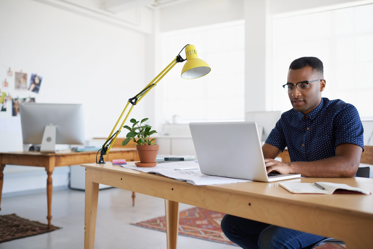 Employee trying out the Flowtime technique to improve focus